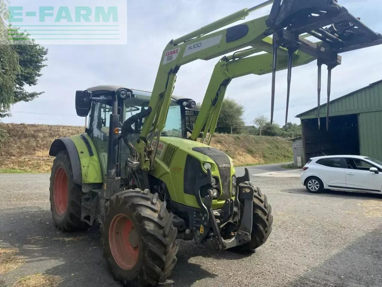 Tracteur agricole CLAAS arion 440 toit haut