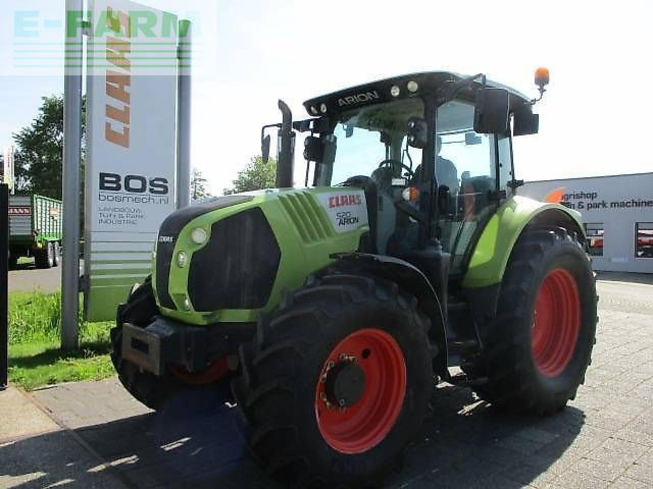 Tracteur agricole CLAAS arion 520