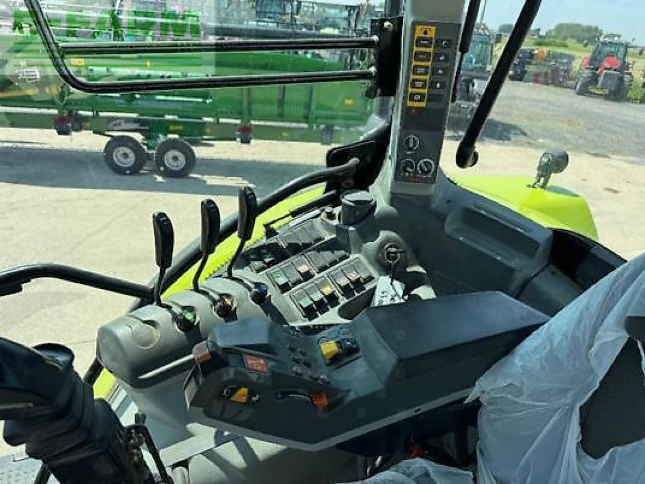 Tracteur agricole CLAAS arion 520