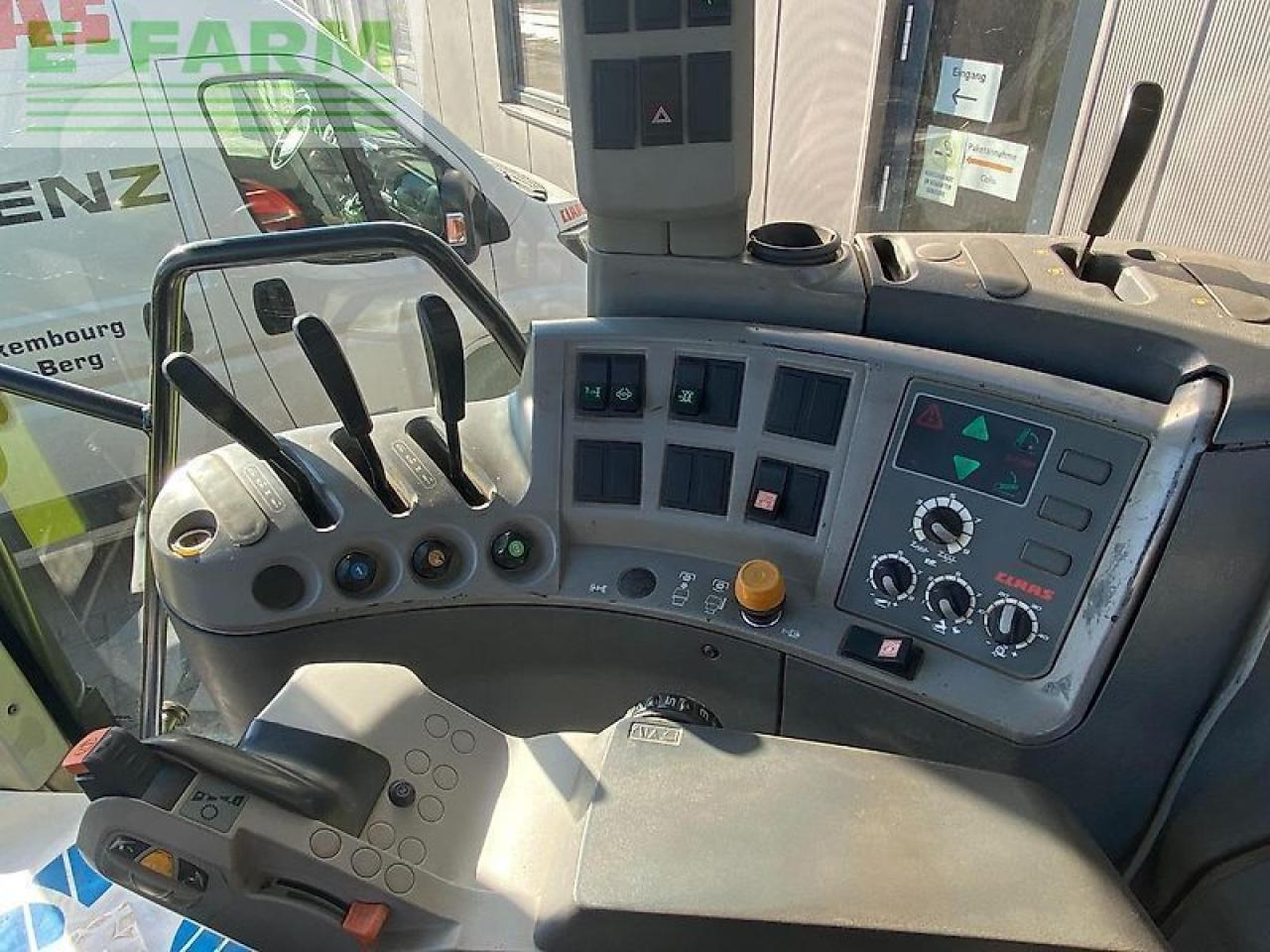 Tracteur agricole CLAAS arion 520