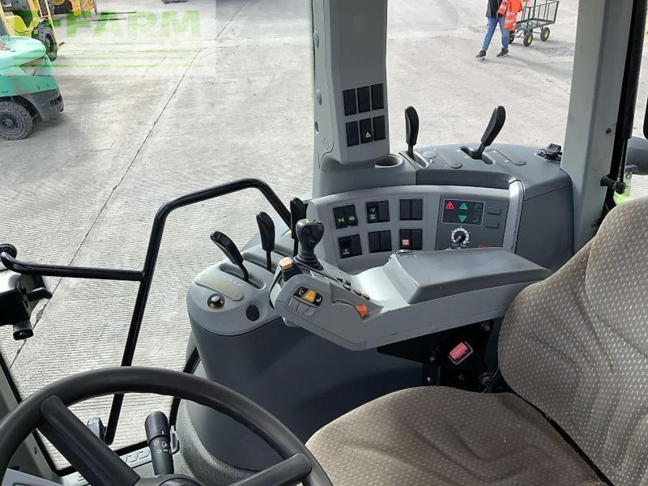 Tracteur agricole CLAAS arion 520 tractor (st23446)