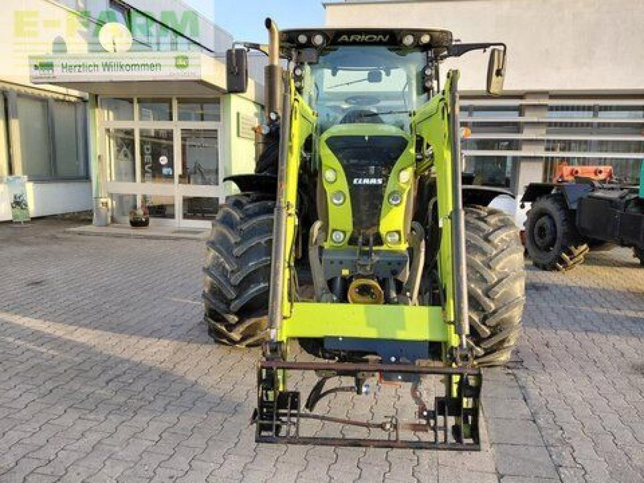 Tracteur agricole CLAAS arion 530