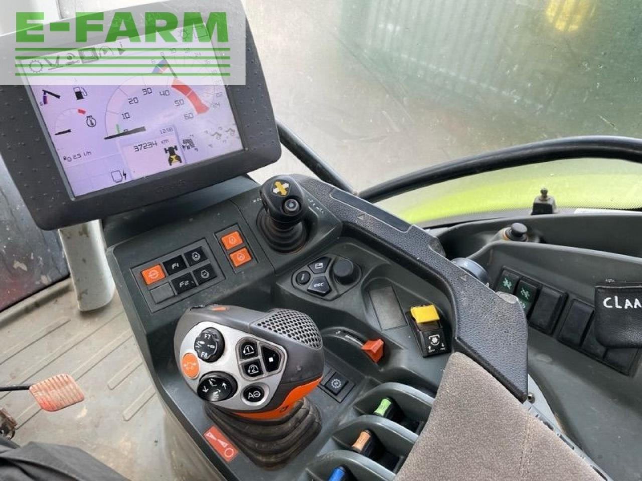 Tracteur agricole CLAAS arion 550