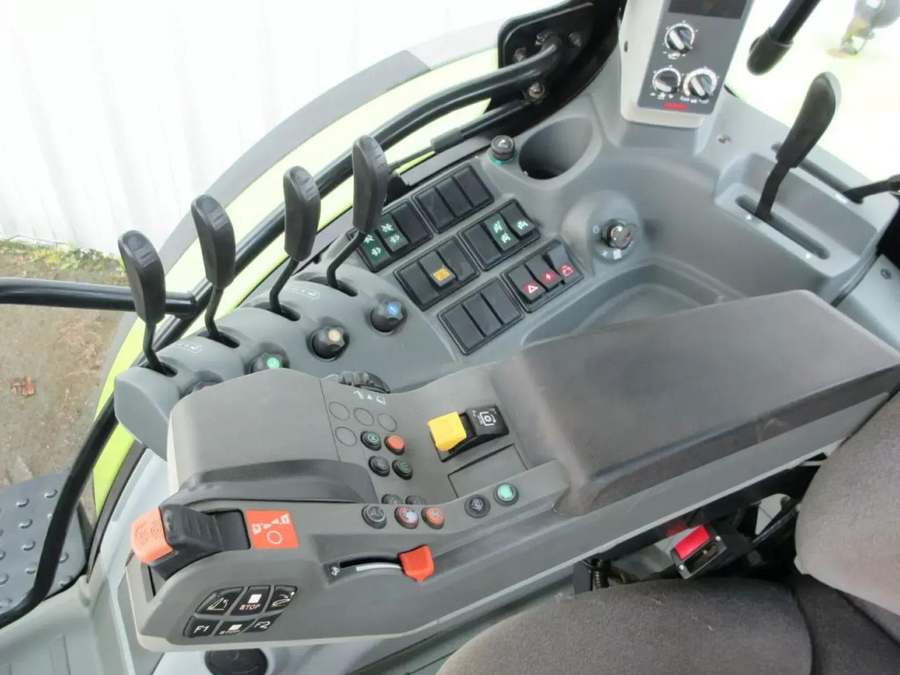Tracteur agricole CLAAS arion 610 advance