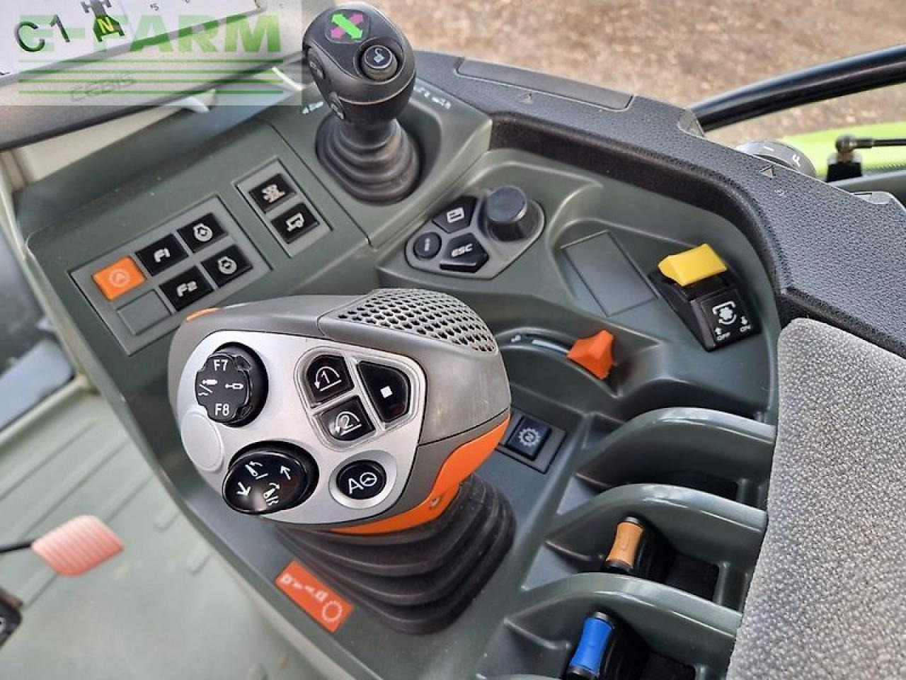 Tracteur agricole CLAAS arion 640 cebis CEBIS