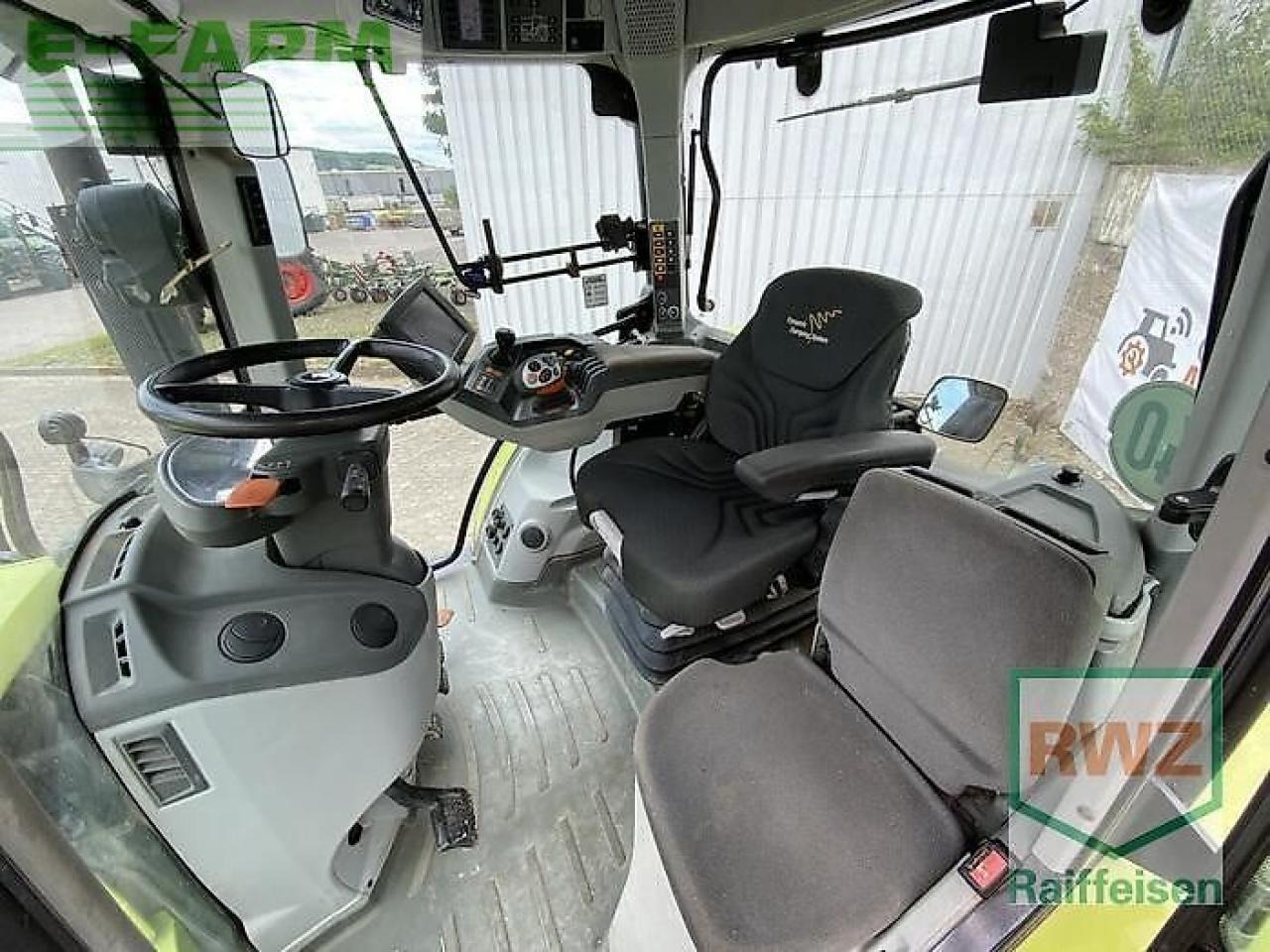 Tracteur agricole CLAAS arion 650