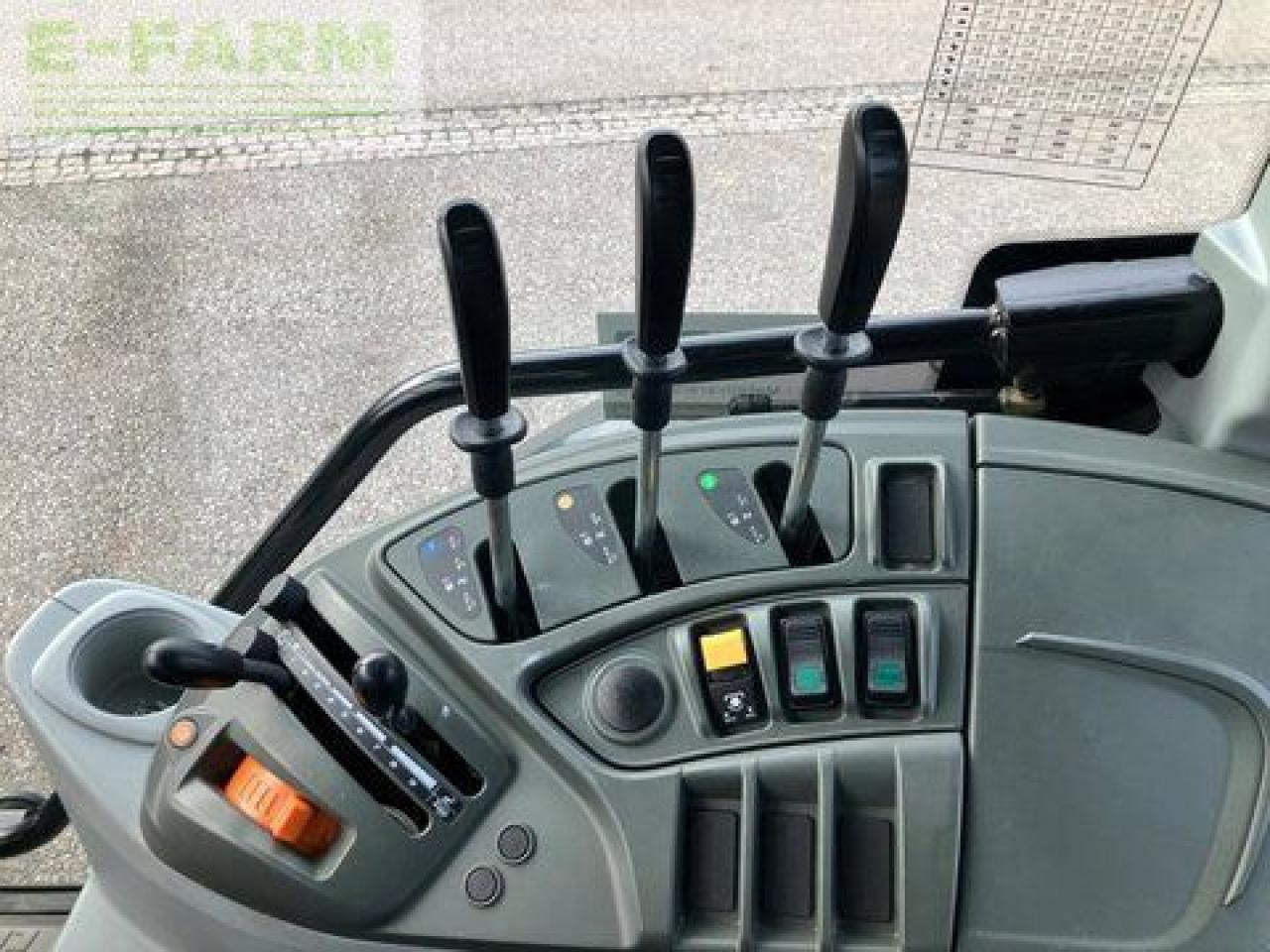 Tracteur agricole CLAAS atos 220