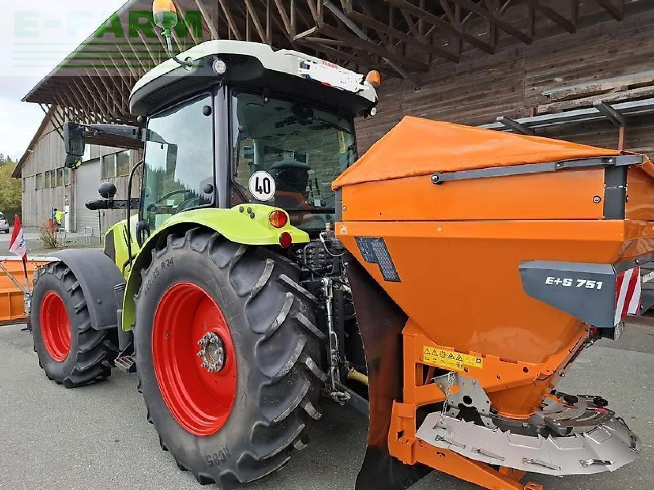 Tracteur agricole CLAAS atos 330 mit schneeschild/streuer