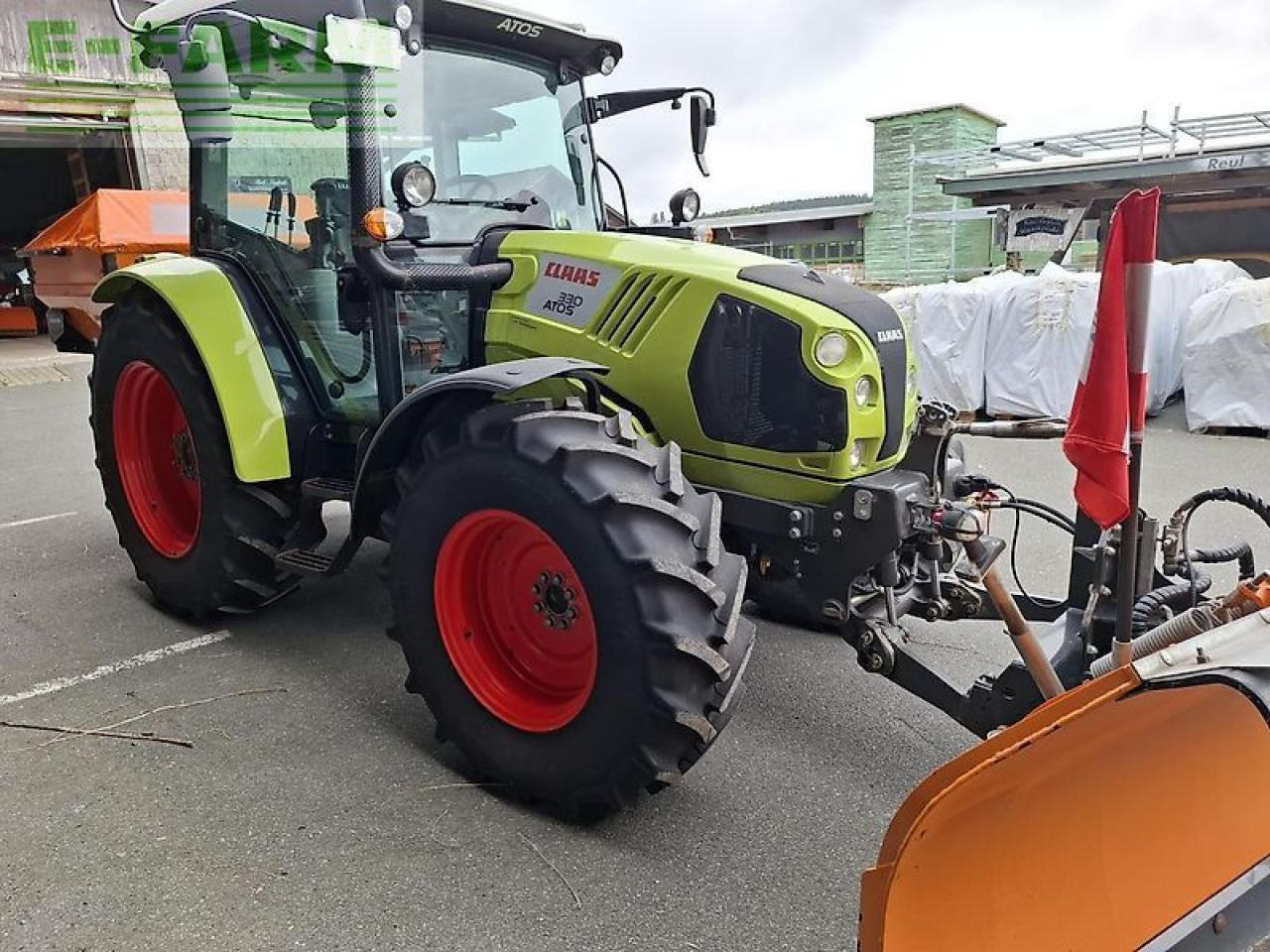 Tracteur agricole CLAAS atos 330 mit schneeschild/streuer