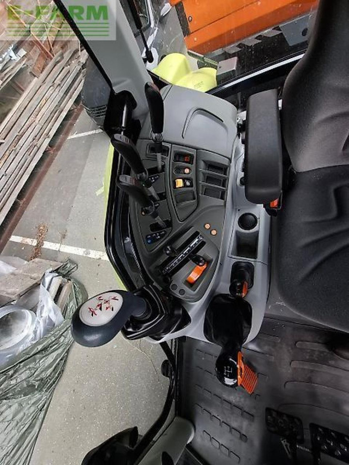 Tracteur agricole CLAAS atos 330 mit schneeschild/streuer