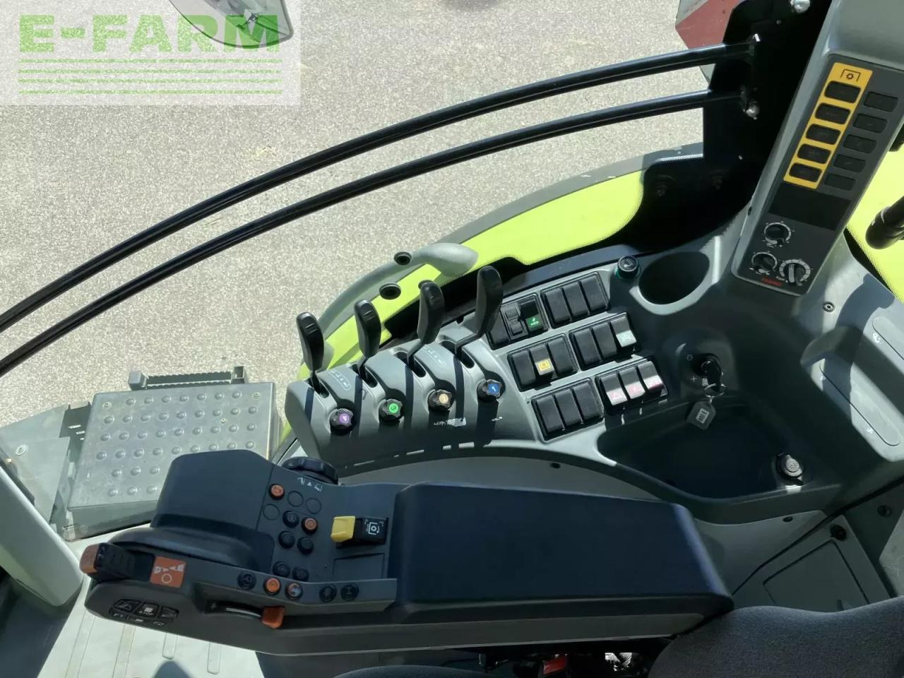 Tracteur agricole CLAAS axion 800 cis