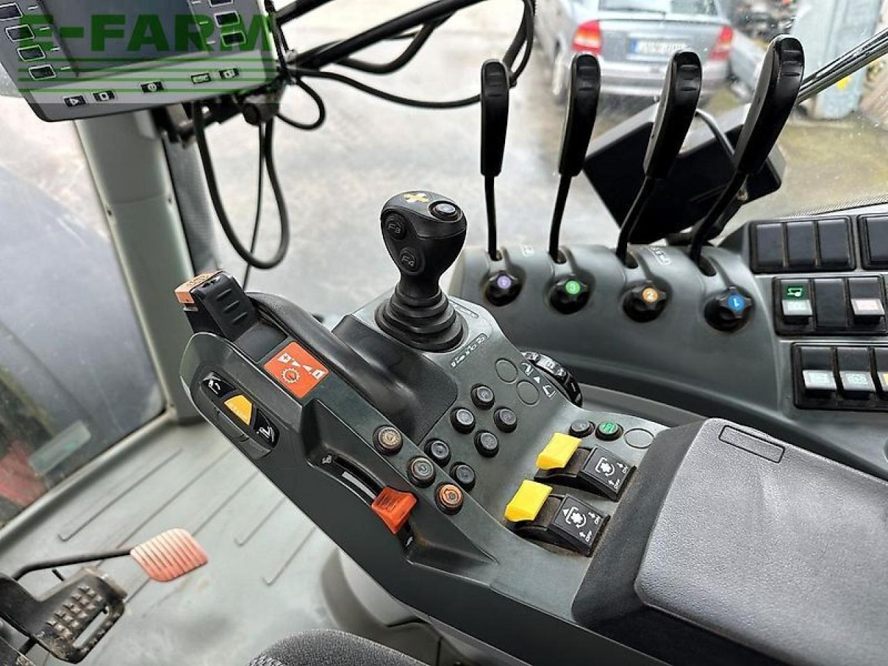 Tracteur agricole CLAAS axion 810