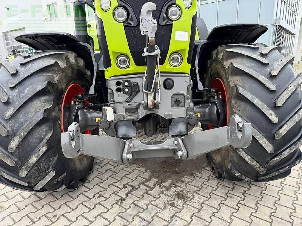 Tracteur agricole CLAAS axion 810