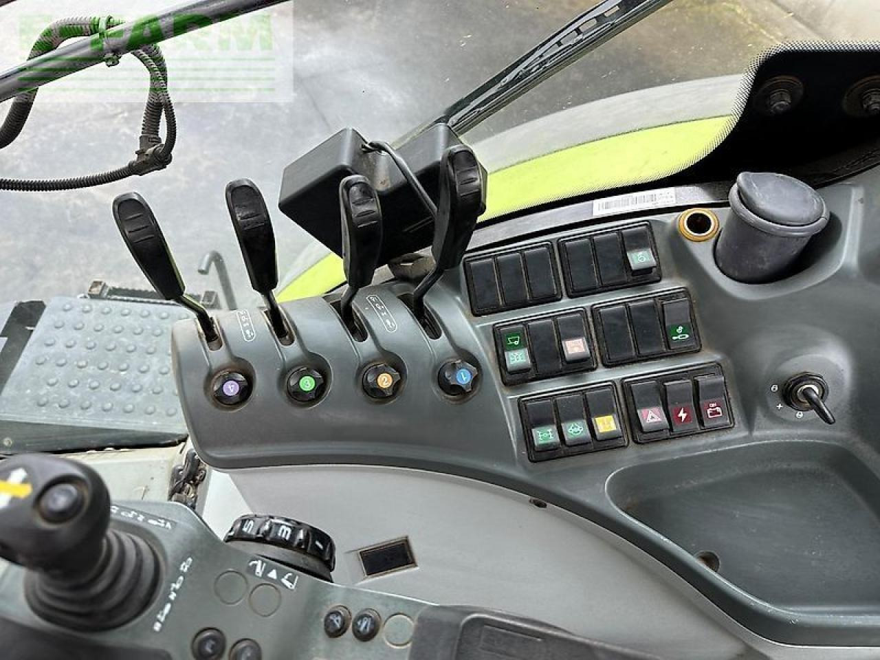 Tracteur agricole CLAAS axion 810