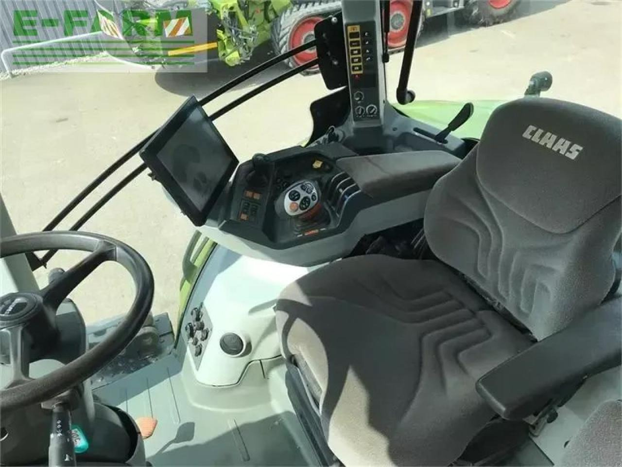 Tracteur agricole CLAAS axion 810