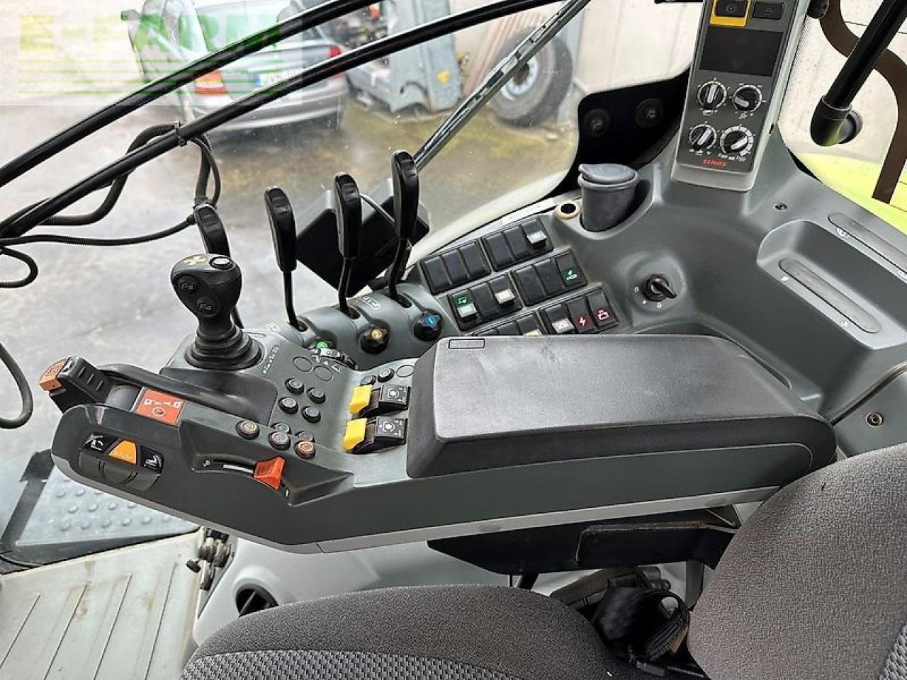 Tracteur agricole CLAAS axion 810