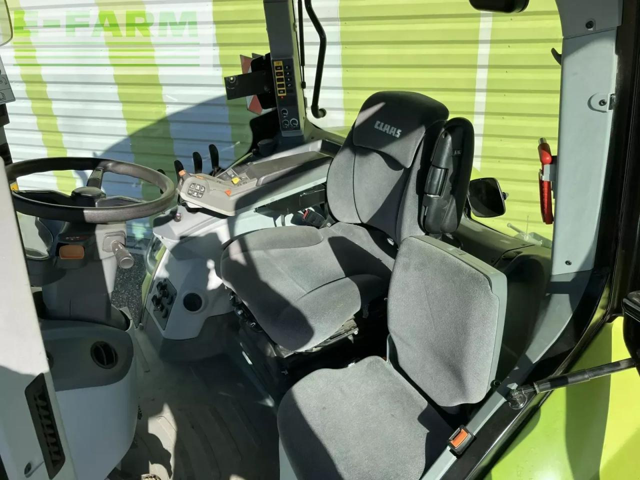Tracteur agricole CLAAS axion 810 cis