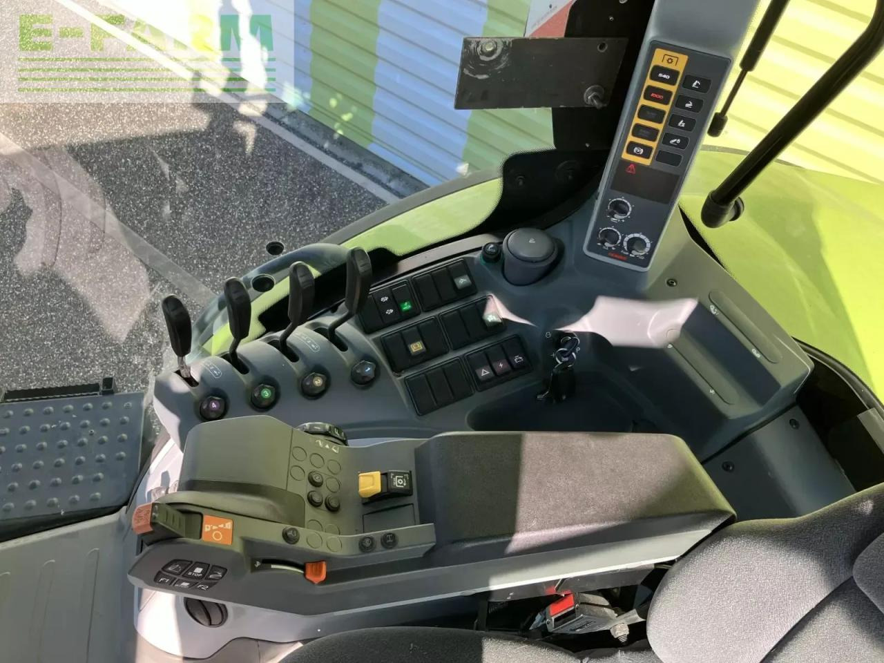 Tracteur agricole CLAAS axion 810 cis