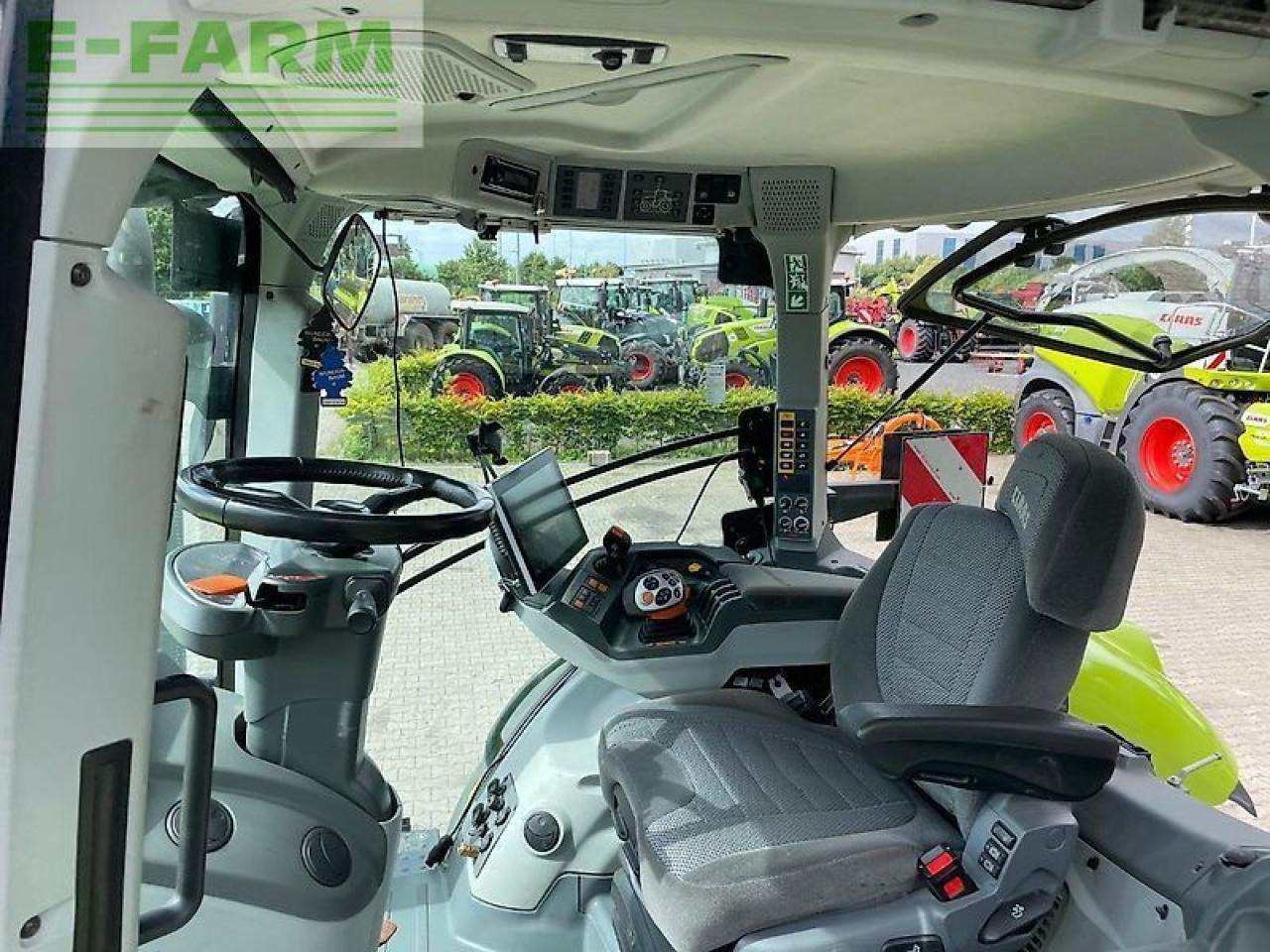 Tracteur agricole CLAAS axion 810 cm