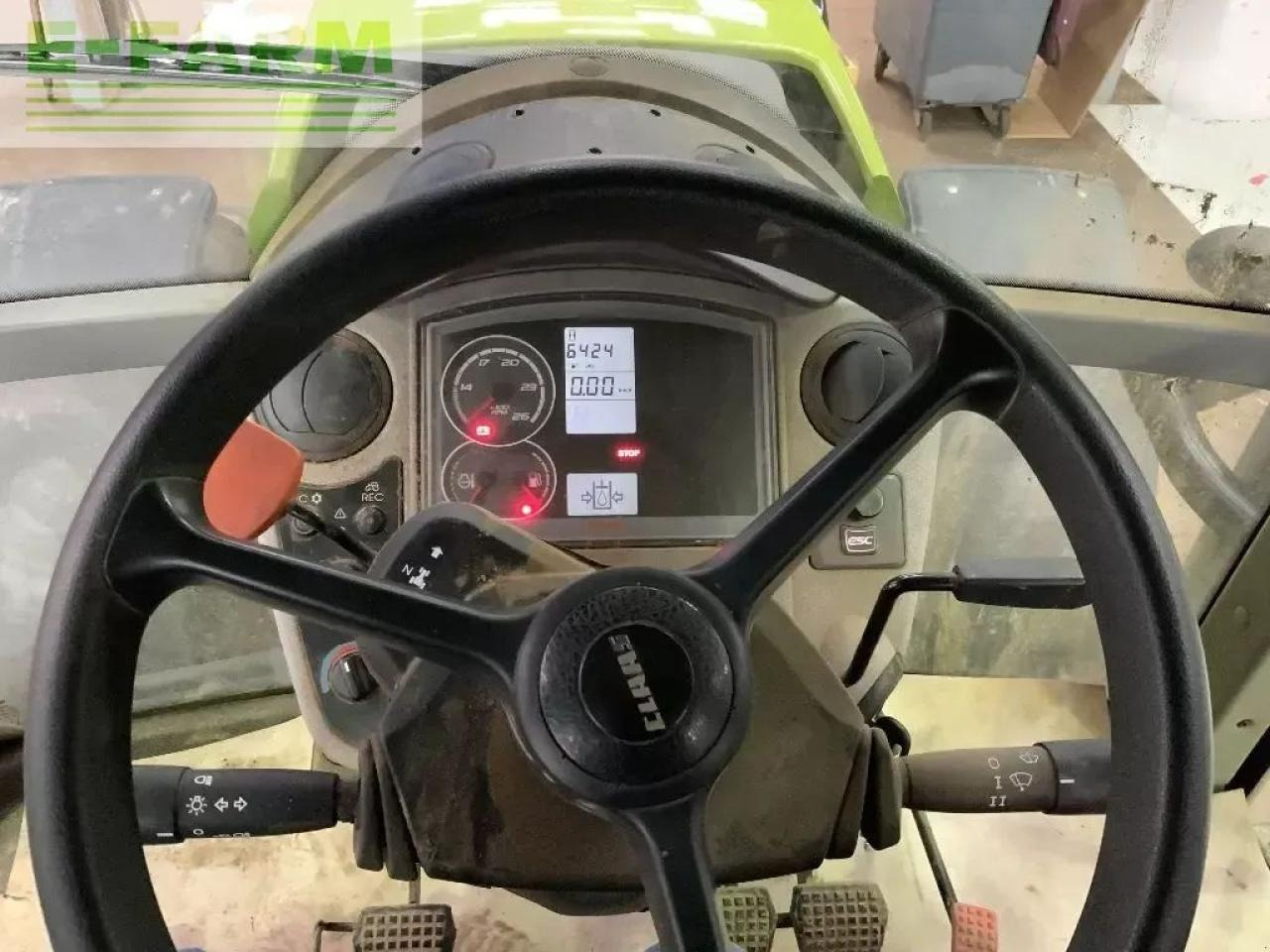 Tracteur agricole CLAAS axion 820