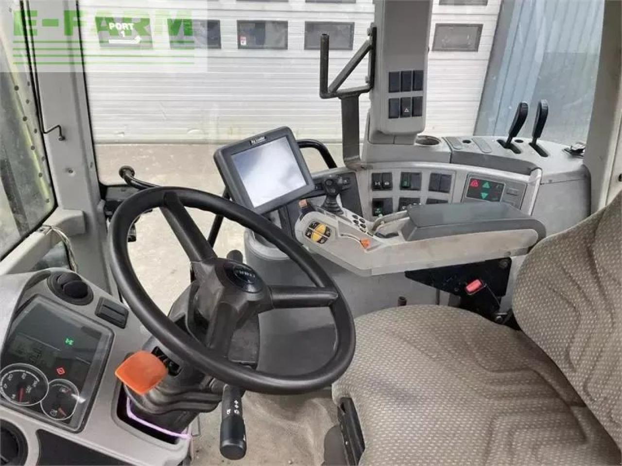 Tracteur agricole CLAAS axion 820 cmatic CMATIC