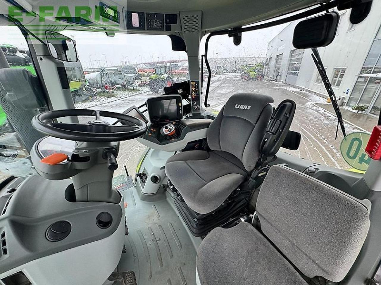 Tracteur agricole CLAAS axion 830