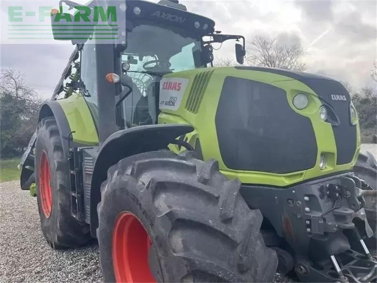 Tracteur agricole CLAAS axion 850 cmatic nye dæk CMATIC