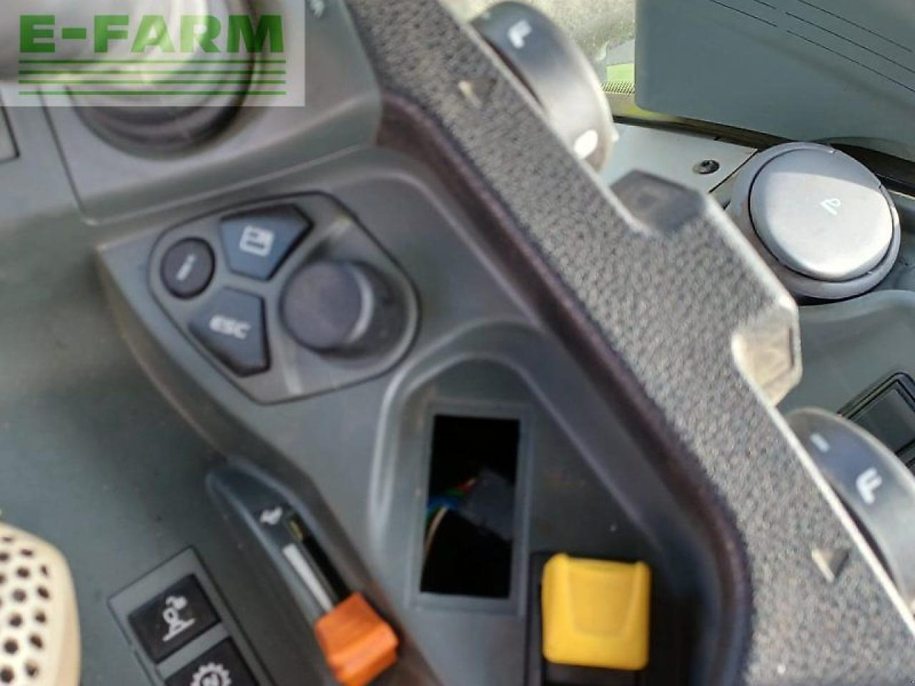 Tracteur agricole CLAAS axion 870 cmatic