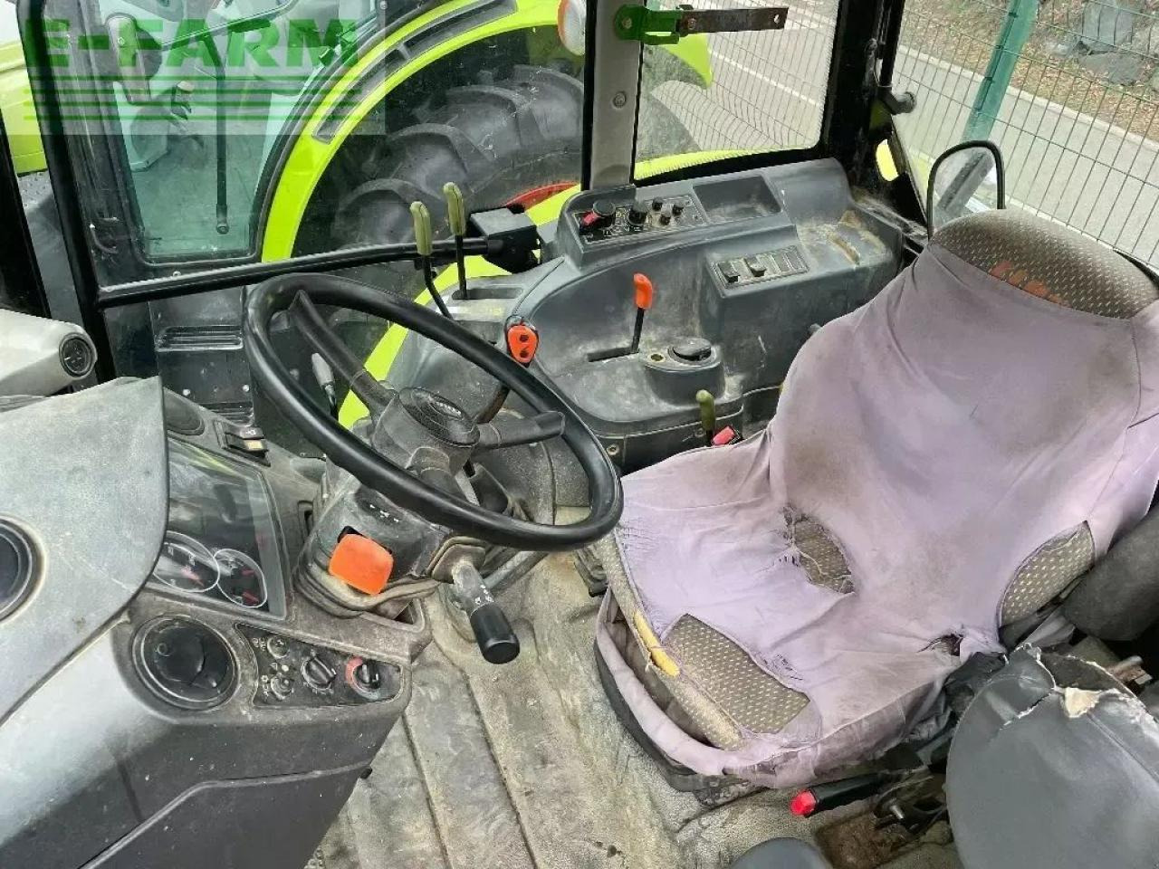 Tracteur agricole CLAAS axos 330