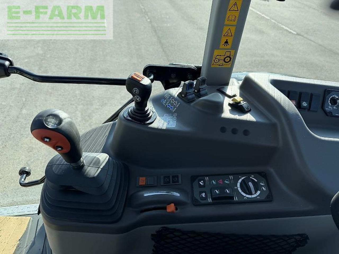 Tracteur agricole CLAAS elios 320