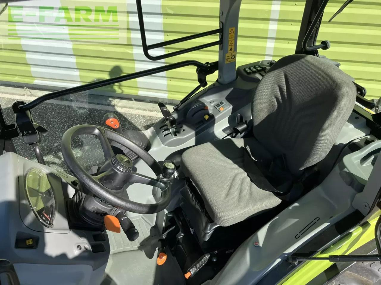 Tracteur agricole CLAAS nexos 220 s