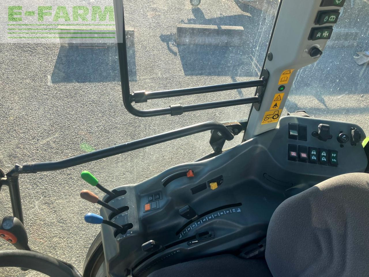 Tracteur agricole CLAAS nexos 220 ve cabine 4rm