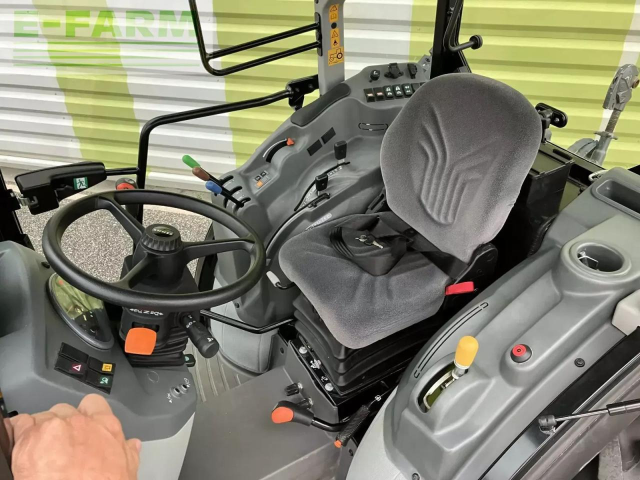 Tracteur agricole CLAAS nexos 220 vl VL