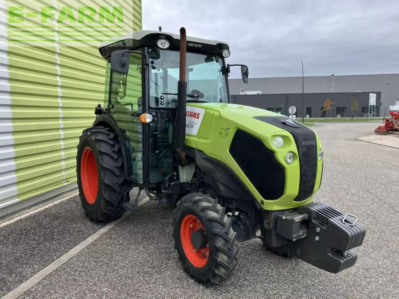 Tracteur agricole CLAAS nexos 220 vl cabine