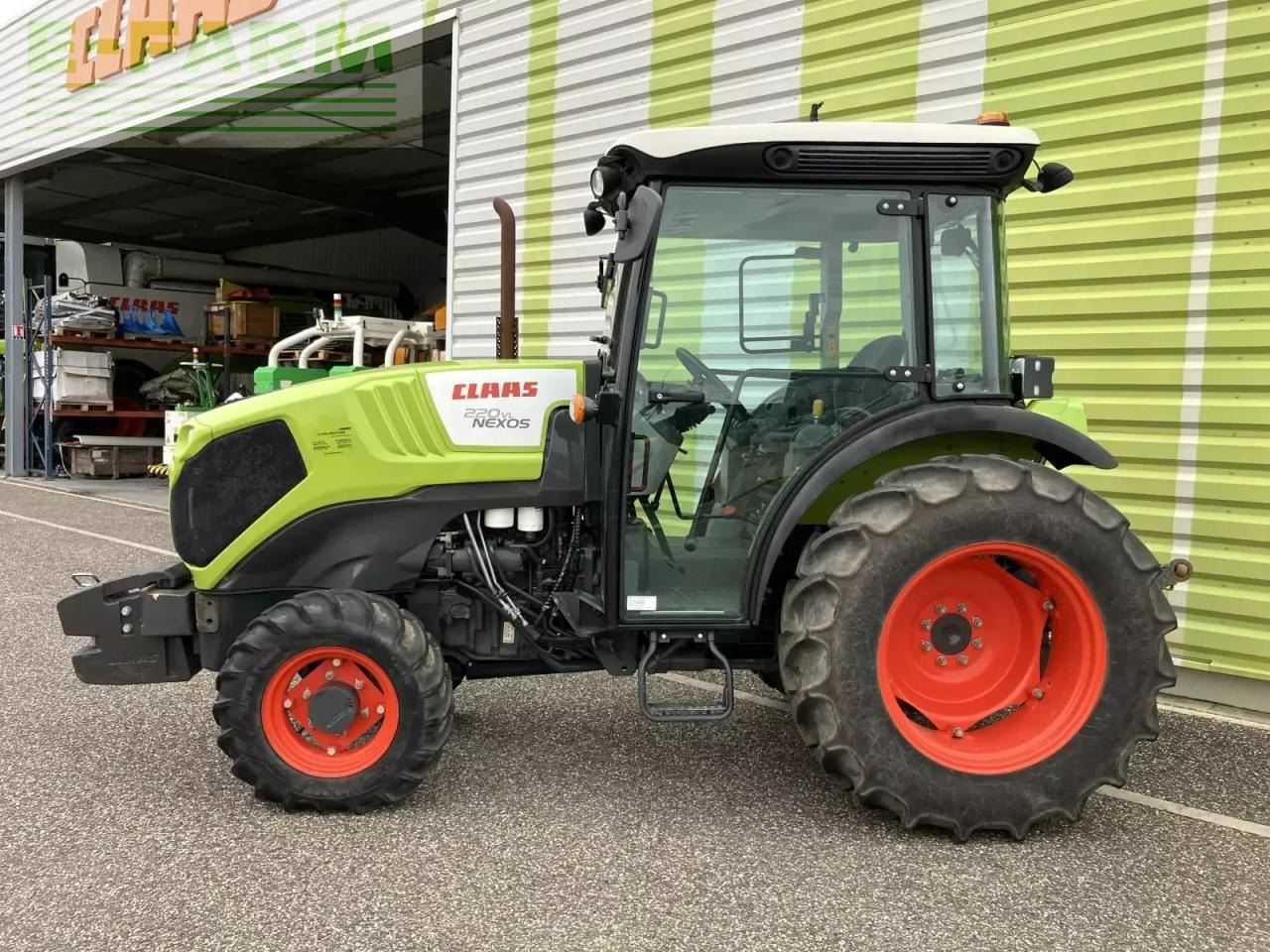 Tracteur agricole CLAAS nexos 220 vl cabine