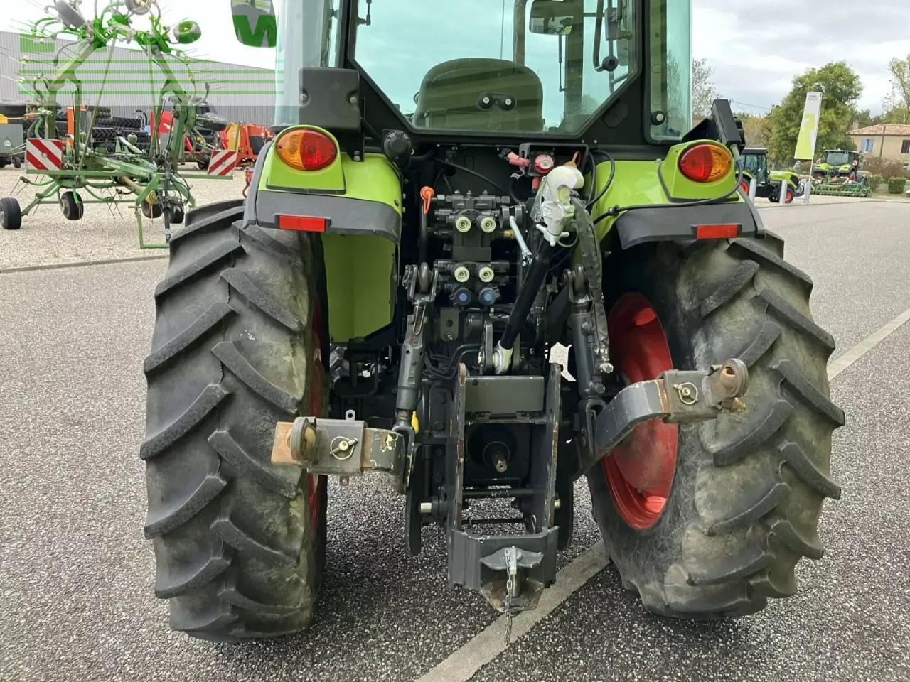 Tracteur agricole CLAAS nexos 220 vl cabine VL