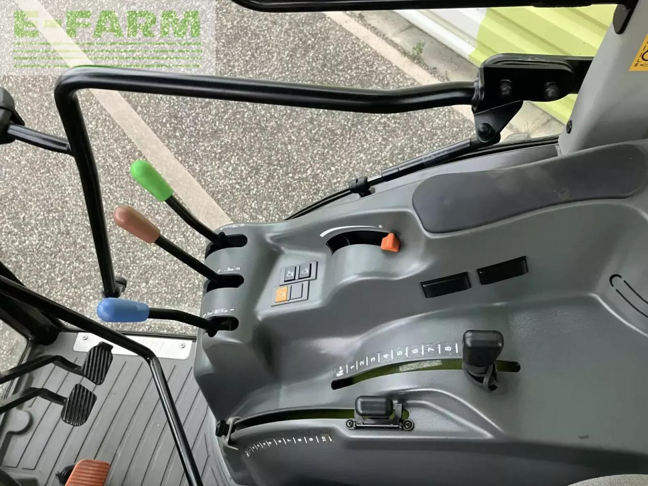 Tracteur agricole CLAAS nexos 220 vl cabine VL