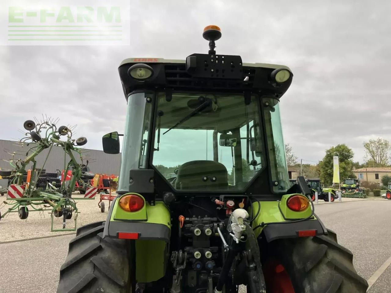 Tracteur agricole CLAAS nexos 220 vl cabine VL
