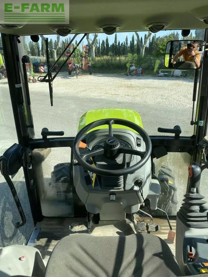 Tracteur agricole CLAAS nexos 230 m tradition