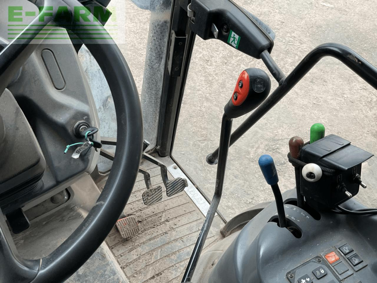 Tracteur agricole CLAAS nexos 230 vl