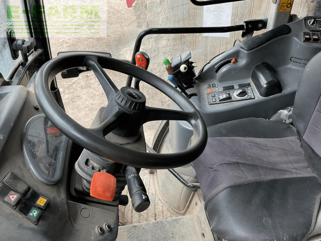 Tracteur agricole CLAAS nexos 230 vl