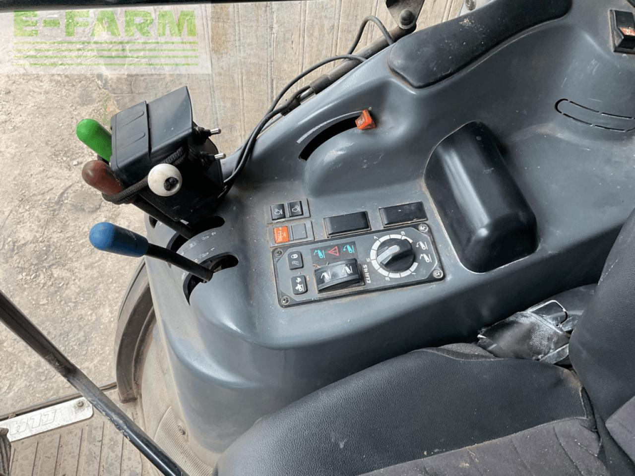 Tracteur agricole CLAAS nexos 230 vl