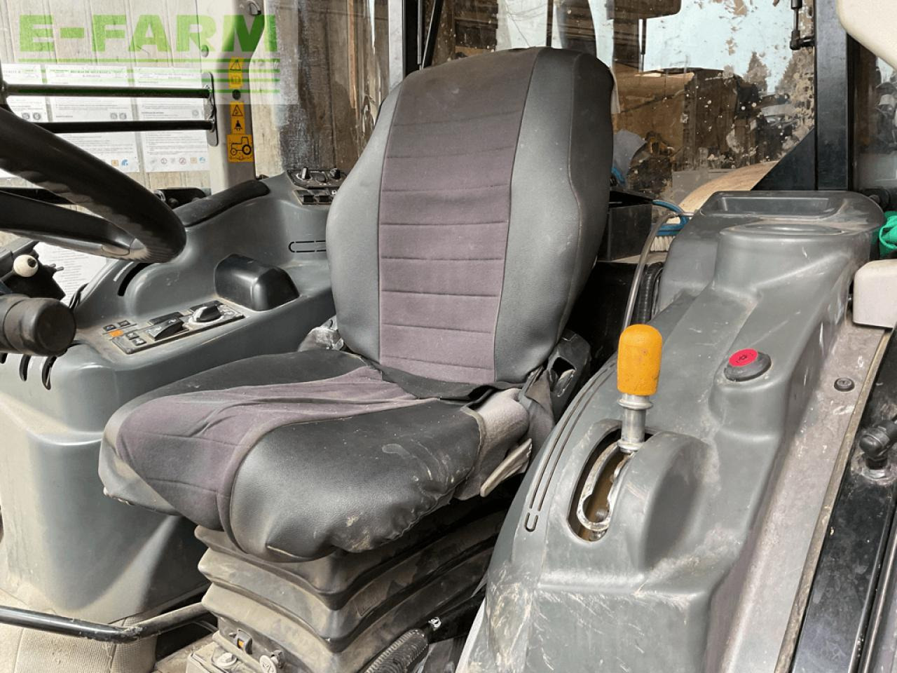 Tracteur agricole CLAAS nexos 230 vl