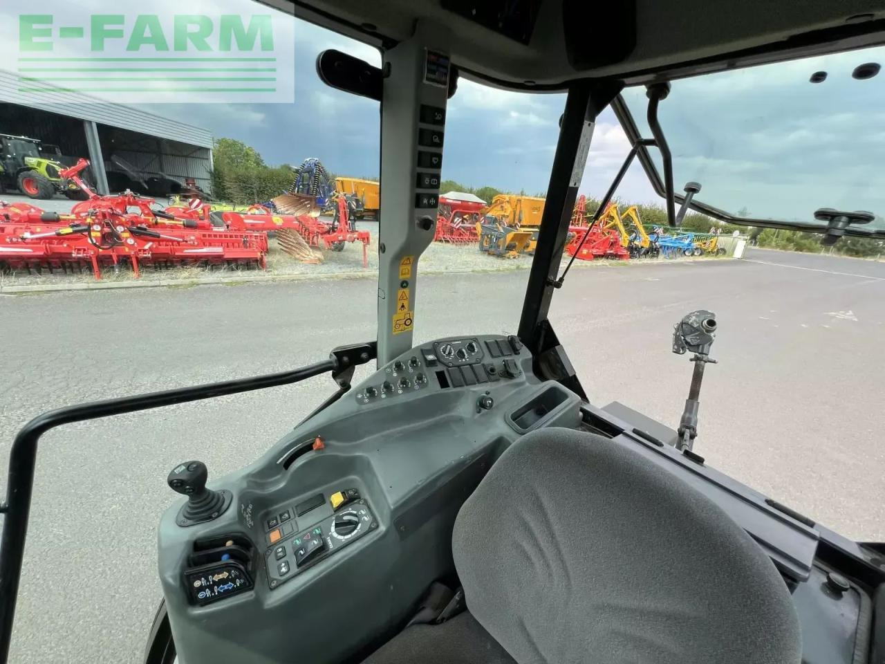 Tracteur agricole CLAAS nexos 230 vl VL