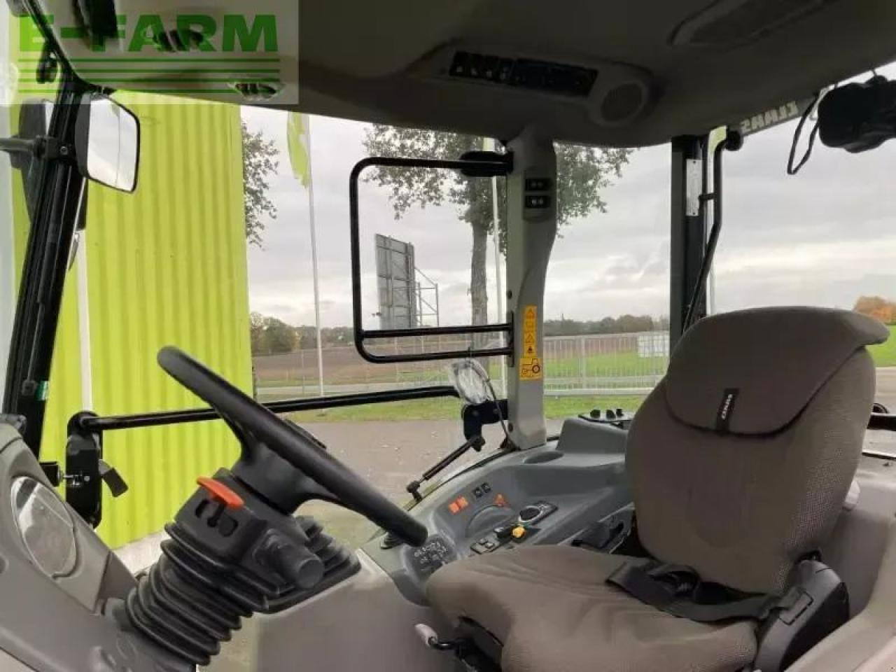 Tracteur agricole CLAAS nexos 240 m