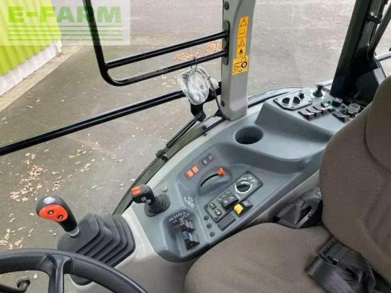 Tracteur agricole CLAAS nexos 240 m