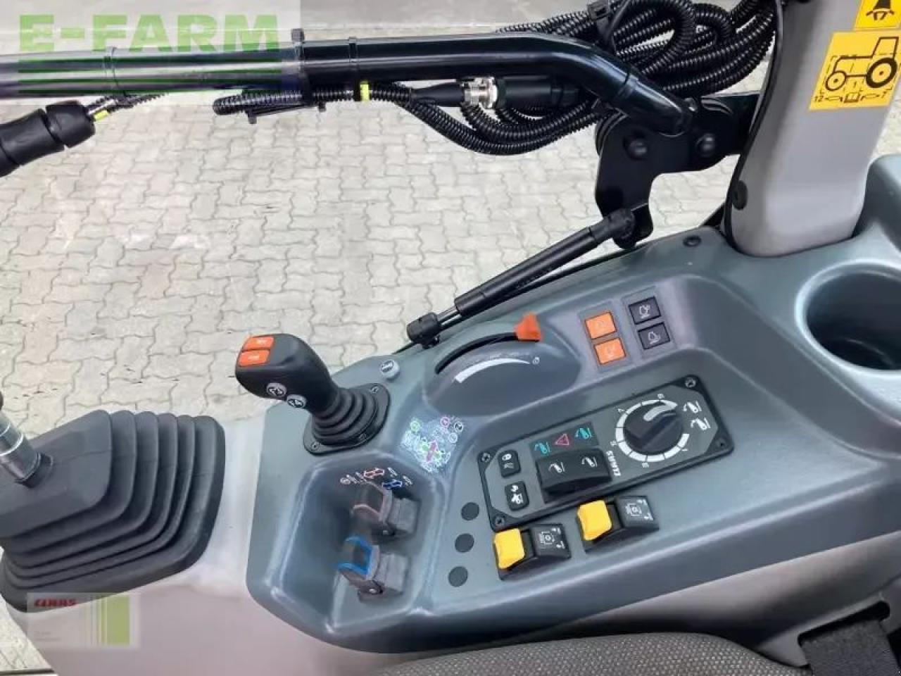 Tracteur agricole CLAAS nexos 240 s advanced