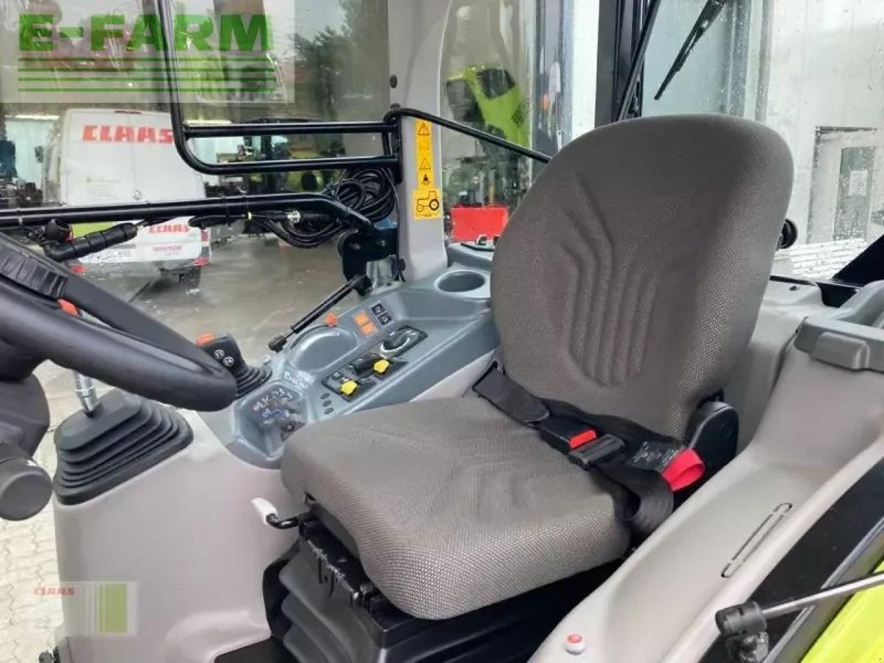 Tracteur agricole CLAAS nexos 240 s advanced