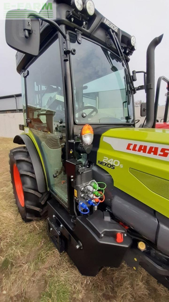 Tracteur agricole CLAAS nexos 240s