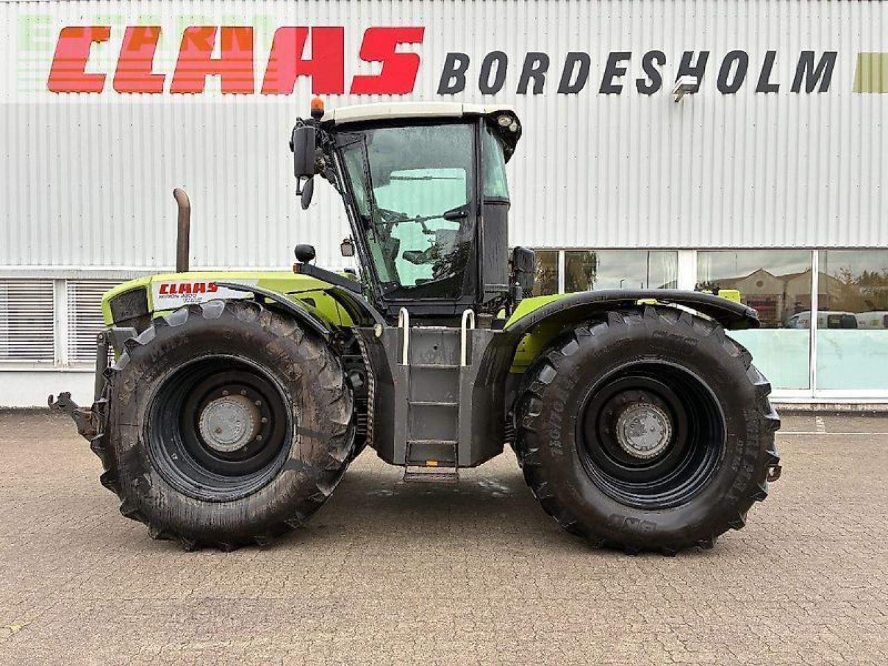 Tracteur agricole CLAAS xerion 3300 trac TRAC